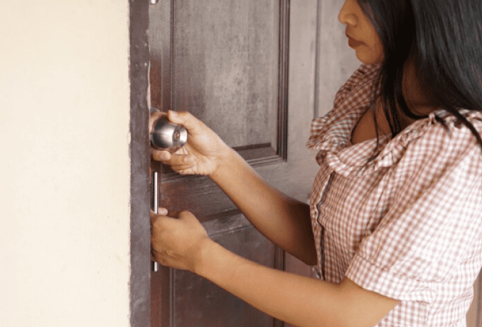 Penyebab Pintu Tidak Menutup Rapat